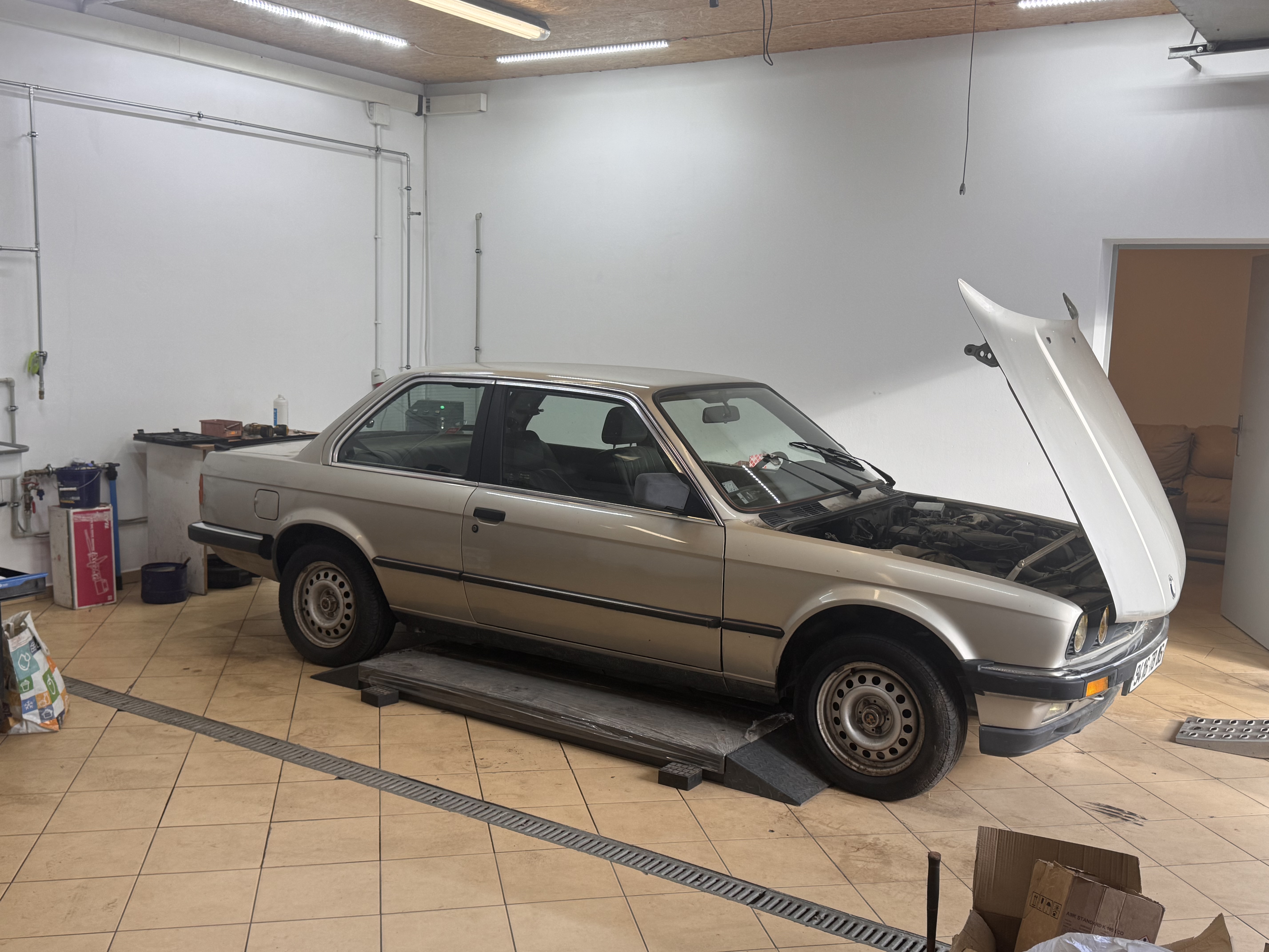 BMW E30 323i 1984 - przód
